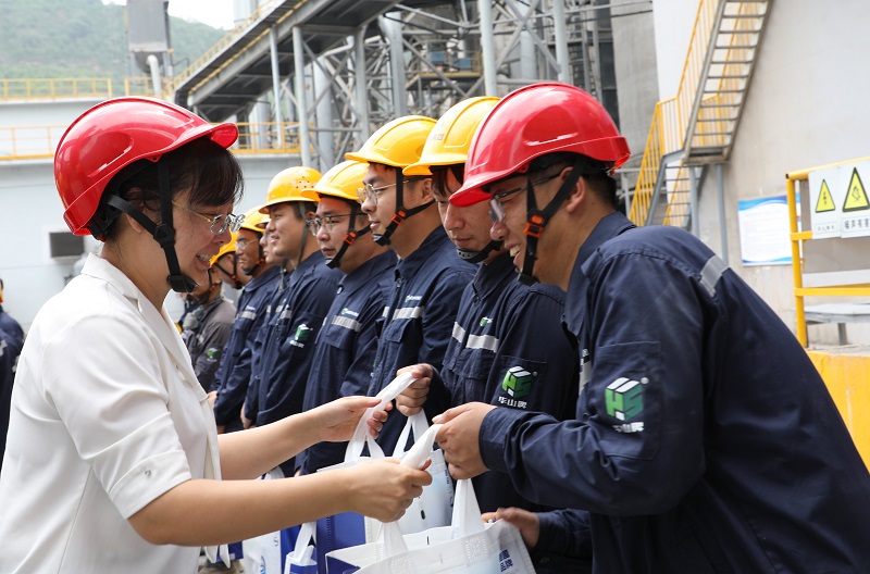 周燕芳到黃陵片區(qū)對(duì)所屬單位開展“送清涼”慰問活動(dòng)