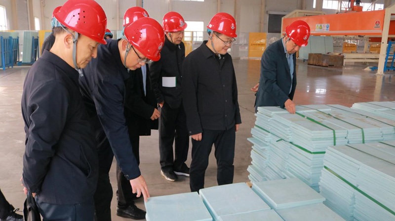 韓城市委常委、統(tǒng)戰(zhàn)部部長(zhǎng)卞正坤一行到龍門綠碳公司調(diào)研